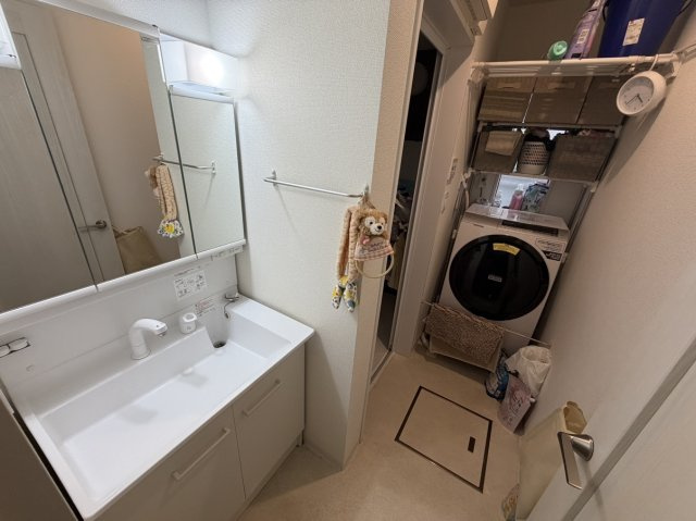 鏡の裏と洗面ボウル下部に収納スペースが設けられた洗面化粧台です。洗剤などの小物類を収納可能ですっきりとした空間を保てます。