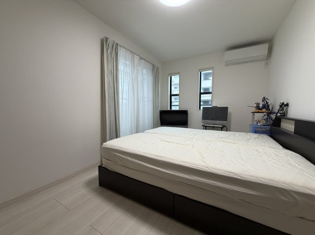 約8帖の主寝室。大きなベッドを置いてもゆとりがあります。