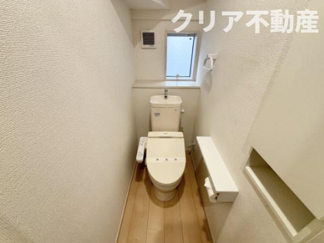 収納がついているのでお掃除グッズの収納場所に困りません♪