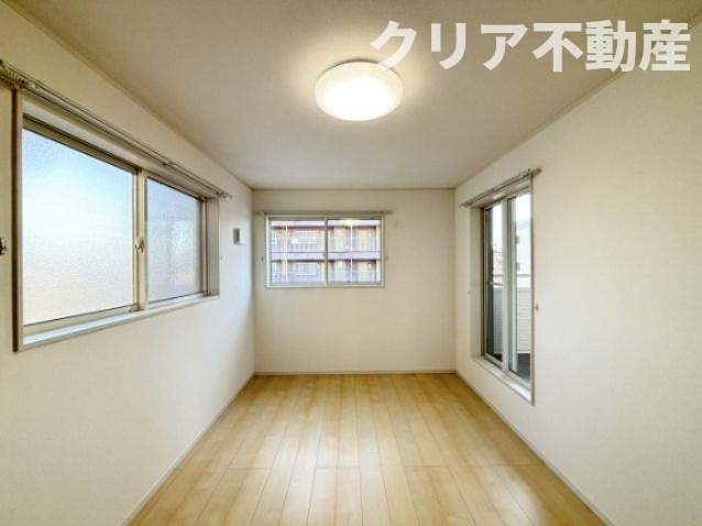 東側はすりガラスなのでお隣さんの視線が気になりますん♪