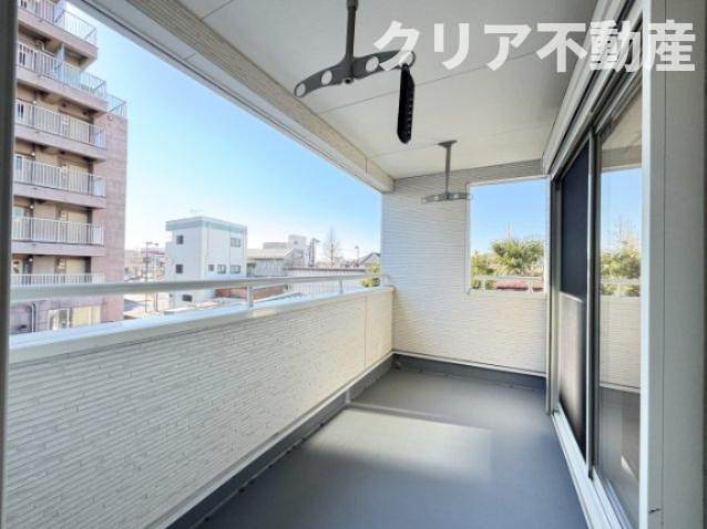 バルコニーは東側の洋室と西側の寝室の2部屋からアクセス可能です。