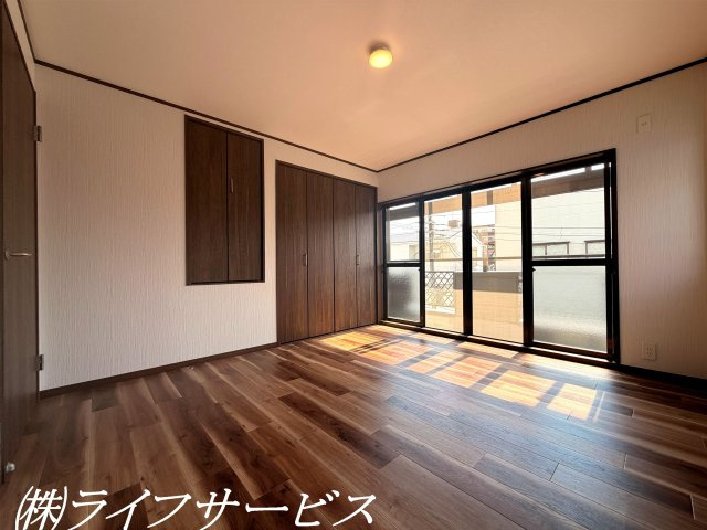 3階洋室7帖／クローゼットあり！バルコニーに面したお部屋です！窓2面あり！