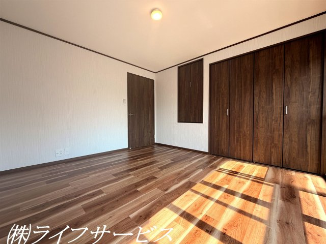 3階洋室7帖／クローゼットあり！バルコニーに面したお部屋です！窓2面あり！