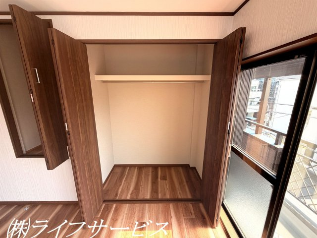 3階洋室7帖／クローゼットあり！バルコニーに面したお部屋です！窓2面あり！