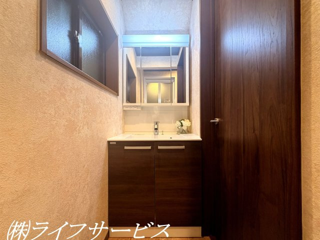 三面鏡シャワー付洗面化粧台／洗面室に窓有！