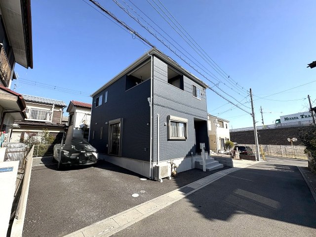 カースペースにはお車を2台駐車可能（車種による）！室内大変綺麗にお使いです♪　ご見学の際は弊社までお気軽にご連絡ください！