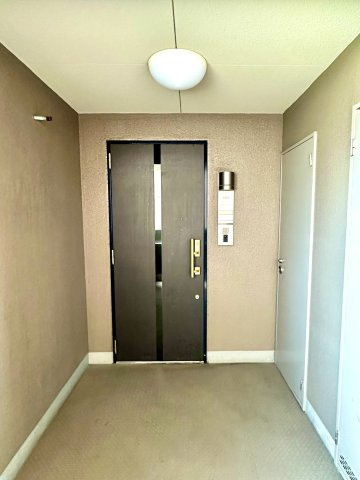 一番奥の角部屋にて、玄関前の廊下は他の部屋の方は通りません。