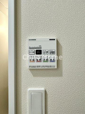【浴室乾燥機】暖房・冷風・換気・乾燥が可能です。毎日を快適に過ごせるうれしい機能が揃っています。雨の日の洗濯物も安心です。
