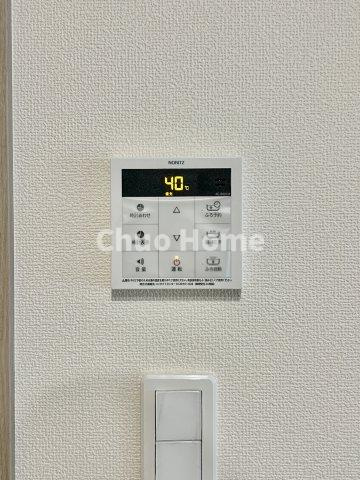 【給湯リモコン】外での一日を忘れさせてくれるオートバス機能でお好みの湯量・温度に調整された浴槽。
