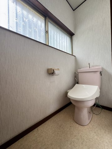 お手入れしやすいトイレには窓があり明るく換気もできます！