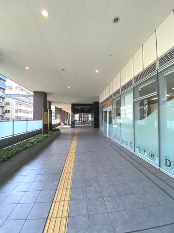 日暮里駅から直結のペデストリアンデッキでマンションへ行けます！信号待ちが無く、お子様の通学などにも便利です♪
