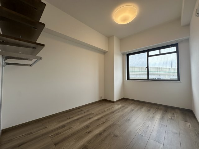 家具の配置もしやすい洋室となっております。