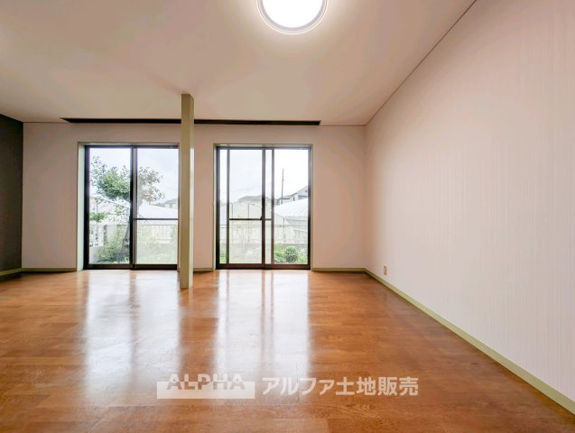 【Living　Space】　◆暮らしの中心◆　家族との団らんや来客時のおもてなし、お子様の遊び場や学習スペースなど、さまざまなライフシーンに対応するリビングです。