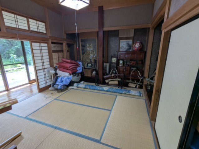床の間や掛け軸が映える重厚な和室。縁側から明るい光が差し込み、心を落ち着かせる寛ぎの空間です。