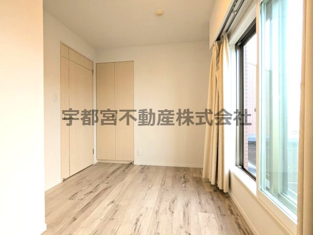 お子様の部屋として、また納戸としても機能できる広さ感のあるお部屋になっております。　