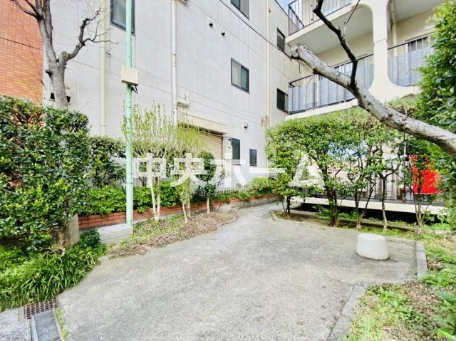 敷地内には緑が多く住環境良好です