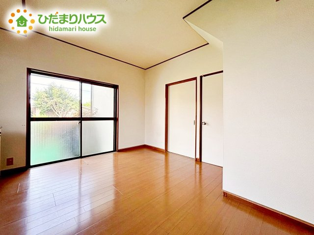 陽の光がたっぷり降り注ぐ、明るい空間。木目の優しい雰囲気で、家族団らんのひとときを包み込んでくれます。