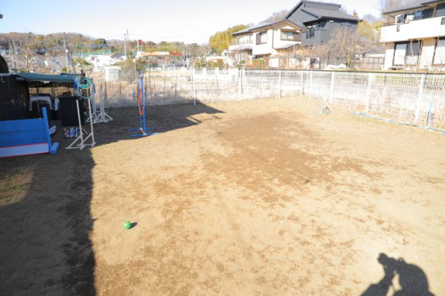 土地の形が極端に長細かったり、狭小地、あるいは道路との高低差がある傾斜地だった場合、後々売ろうとしても買い手がつかない場合もあります。後々、売却することになった時に価値の下がらない土地を選びましょう。
