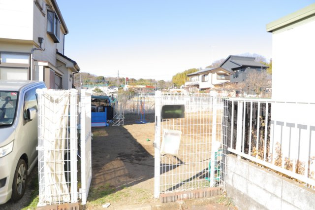 土地の面積＝住宅面積ではありません。建ぺい率の問題などで、土地のある場所によって住宅を建てられる面積は限られています。高さもしかり、「土地」という言葉の中には、建築条件も含まれると考えておきましょう。