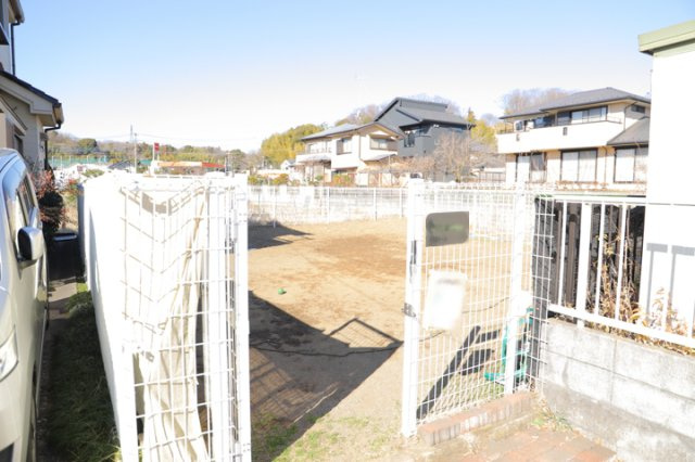 家を建てる場合、方位は要チェックです。現実的に日当たりのよい家ならばリビングは南側、建築基準法でも北側に当たる家への配慮は求められています。土地を見学に行く際は、方位磁針を持って行くようにしましょう。