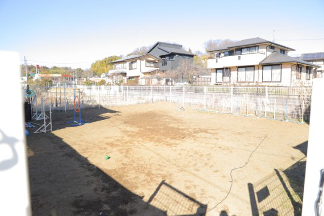 土地を買う際、住む地域の自治体や福祉の補助制度にも注目してみましょう。子供や老人の医療補助やゴミ出しのルールなど、自治体によってルールに大きな違いがあるため、暮らしやすい土地で判断するとよいでしょう。