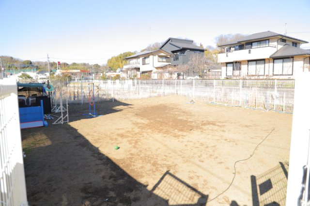土地の前の道路に消火栓が設置されていることがあります。この場合、道路交通法第45条第1項により、駐車禁止の場所が指定されています。そのため、車庫などの駐車スペースをつくることができない場合があります。