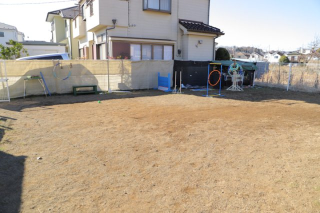 現地に行くなら、物件の周囲の地形がどうなっているかを見ることも大切です。周辺より低くなっている土地では、大雨などで水が集まりやすいため、地盤が弱くなっているということも考えられるため、注意が必要です。