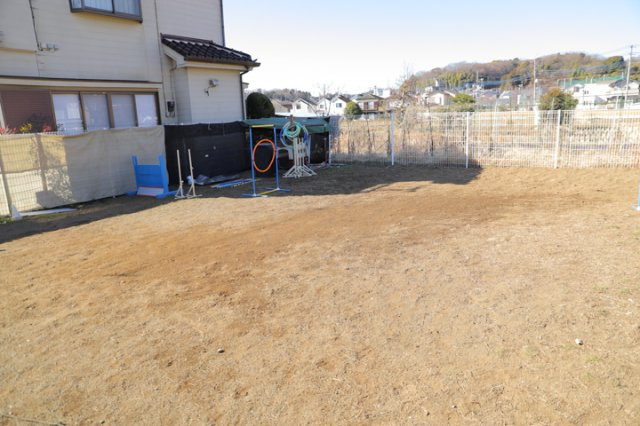 土地購入を検討されている場合、境界杭がない状態で購入してしまうと境界確定測量をする必要があり、費用がかかります。購入の前に、売主、隣土地所有者立ち合いのもと境界を確定し境界杭を設置するのがベストです。