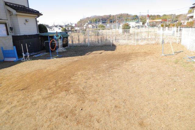 人が暮らすうえで日光は大切な要素となります。日当たりの良さは譲れないポイントですね。併せて近くに大きな建築物の建築予定がないか、あるいはそれが可能な土地が近くにないか事前に確認することもお勧めします。