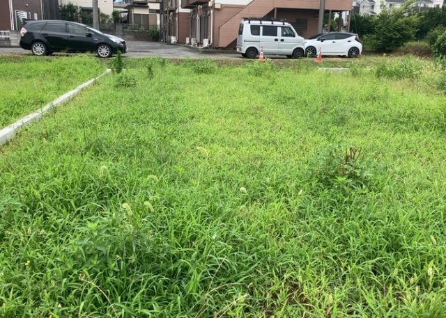 土地の形が極端に長細かったり、狭小地、あるいは道路との高低差がある傾斜地だった場合、後々売ろうとしても買い手がつかない場合もあります。後々、売却することになった時に価値の下がらない土地を選びましょう。