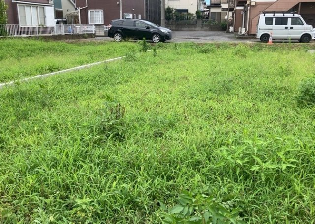 土地の面積＝住宅面積ではありません。建ぺい率の問題などで、土地のある場所によって住宅を建てられる面積は限られています。高さもしかり、「土地」という言葉の中には、建築条件も含まれると考えておきましょう。