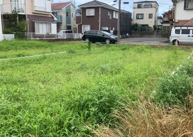 家を建てる場合、方位は要チェックです。現実的に日当たりのよい家ならばリビングは南側、建築基準法でも北側に当たる家への配慮は求められています。土地を見学に行く際は、方位磁針を持って行くようにしましょう。