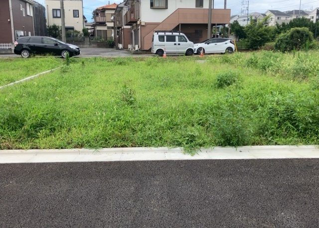 土地の前の道路に消火栓が設置されていることがあります。この場合、道路交通法第45条第1項により、駐車禁止の場所が指定されています。そのため、車庫などの駐車スペースをつくることができない場合があります。