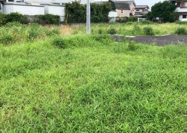土地購入を検討されている場合、境界杭がない状態で購入してしまうと境界確定測量をする必要があり、費用がかかります。購入の前に、売主、隣土地所有者立ち合いのもと境界を確定し境界杭を設置するのがベストです。