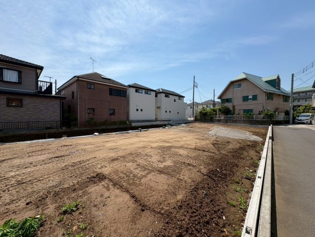 A区画　バス停から徒歩4分！閑静な住宅地、角地！花田小学校まで徒歩2分(約160ｍ)お子様の通学は安心！スーパーマルサン越谷花田店徒歩5分(350ｍ)お買い物は近くて便利！お気軽にお問い合わせください