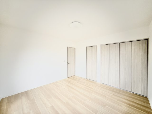 2階　こちらの洋室は明るく広々としていて、大きな収納もあり主寝室としてお使いいただけますよ☆