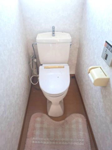 2階トイレにも窓があり明るいです！