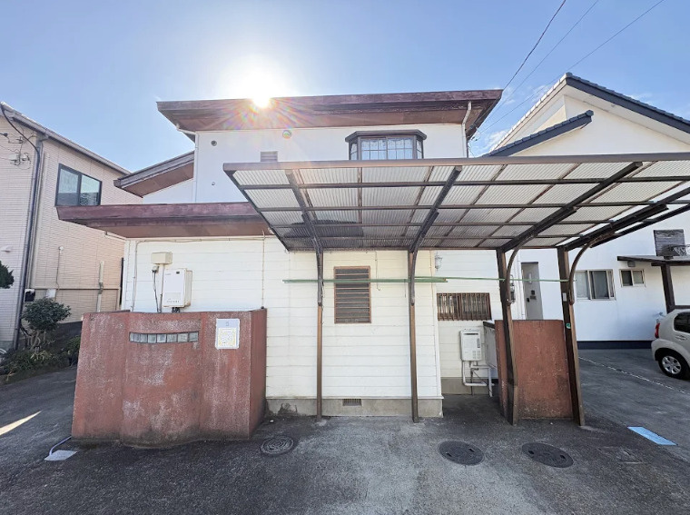 道路から奥まった配置のため、通行人の視線が気になりにくく、プライベート感のある住環境です。