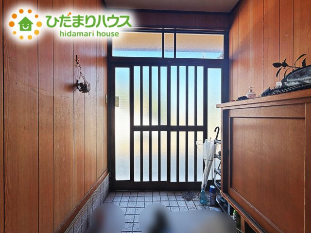 毎日「行ってきます」「ただいま」をいう玄関は小窓付で、明るく光が差し込みます。