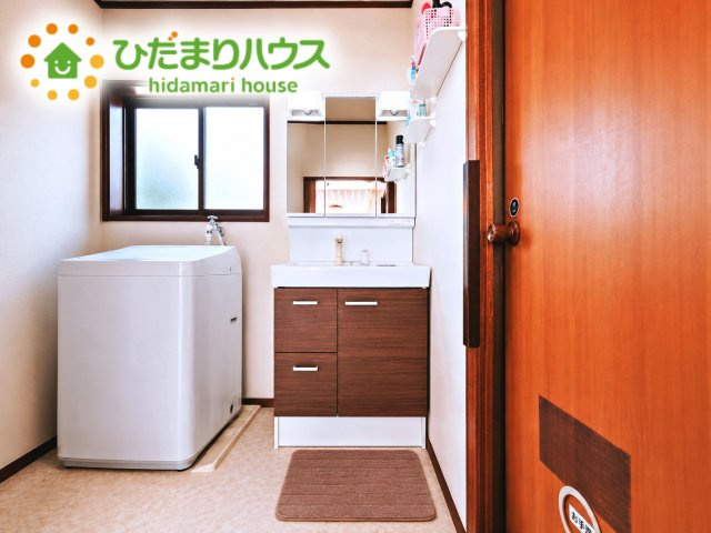 三面鏡の大きな鏡は憧れます(^^♪　鏡の後ろは収納となっていて、細かいものでも収納できるのでスッキリと整理できます！