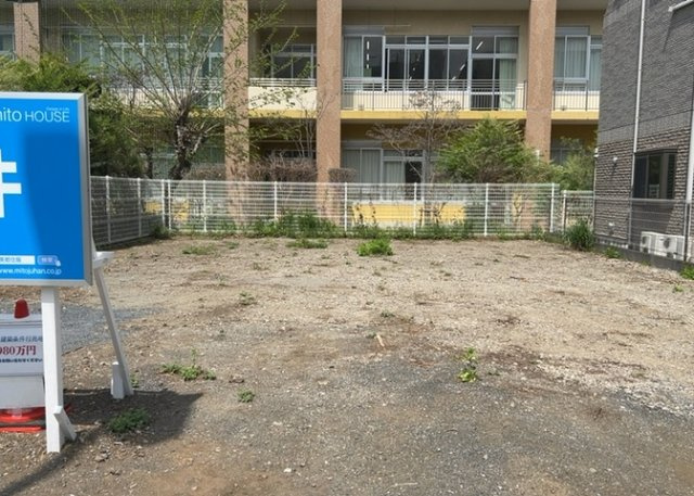 家を建てる場合、方位は要チェックです。現実的に日当たりのよい家ならばリビングは南側、建築基準法でも北側に当たる家への配慮は求められています。土地を見学に行く際は、方位磁針を持って行くようにしましょう。