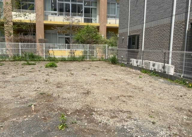 土地の前の道路に消火栓が設置されていることがあります。この場合、道路交通法第45条第1項により、駐車禁止の場所が指定されています。そのため、車庫などの駐車スペースをつくることができない場合があります。