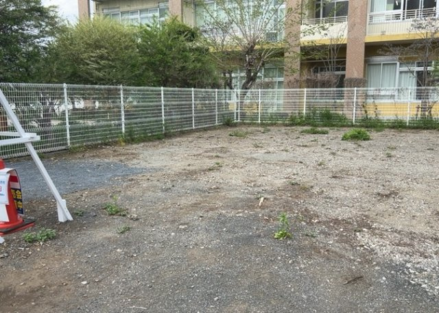 現地に行くなら、物件の周囲の地形がどうなっているかを見ることも大切です。周辺より低くなっている土地では、大雨などで水が集まりやすいため、地盤が弱くなっているということも考えられるため、注意が必要です。