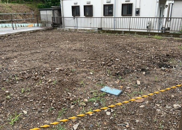 土地の面積＝住宅面積ではありません。建ぺい率の問題などで、土地のある場所によって住宅を建てられる面積は限られています。高さもしかり、「土地」という言葉の中には、建築条件も含まれると考えておきましょう。