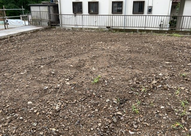 家を建てる場合、方位は要チェックです。現実的に日当たりのよい家ならばリビングは南側、建築基準法でも北側に当たる家への配慮は求められています。土地を見学に行く際は、方位磁針を持って行くようにしましょう。