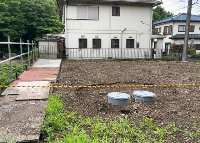 現地に行くなら、物件の周囲の地形がどうなっているかを見ることも大切です。周辺より低くなっている土地では、大雨などで水が集まりやすいため、地盤が弱くなっているということも考えられるため、注意が必要です。