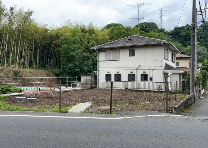土地購入を検討されている場合、境界杭がない状態で購入してしまうと境界確定測量をする必要があり、費用がかかります。購入の前に、売主、隣土地所有者立ち合いのもと境界を確定し境界杭を設置するのがベストです。