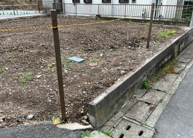 家を建てる前提で土地を探している場合、地盤の丈夫さは譲れない条件の一つです。地盤が脆弱だと追加工事が必要となります。また、過去に地盤沈下や液状化現象を起こした土地は、できるだけ避けた方がいいでしょう。