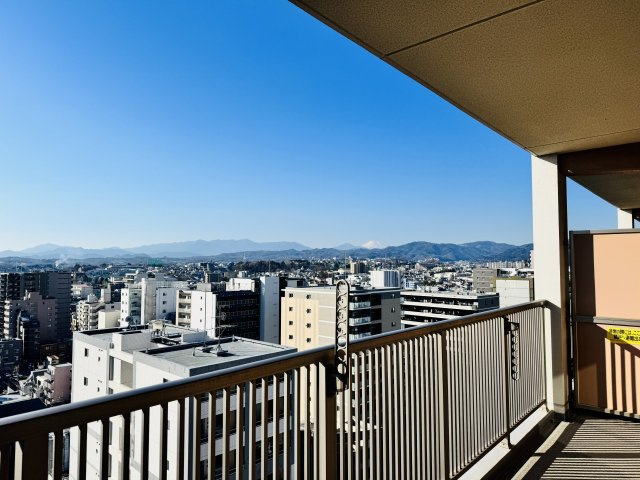 ～2ヶ所から出入り可能なバルコニー　南向きで陽当たり良好、洗濯物がよく乾きそうです～