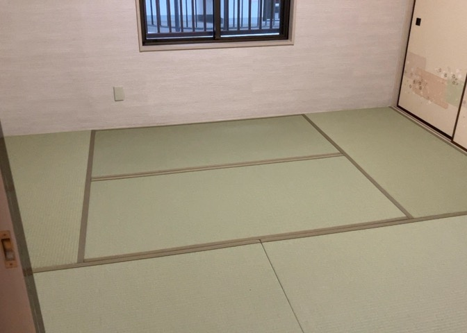 8.0帖のゆとりある洋室は、主寝室として最適な落ち着いた空間です。クロゼットを備えているため衣装ケースや衣類をすっきり収納可能。静かな環境で心地よい睡眠タイムを過ごすことができるお部屋です。